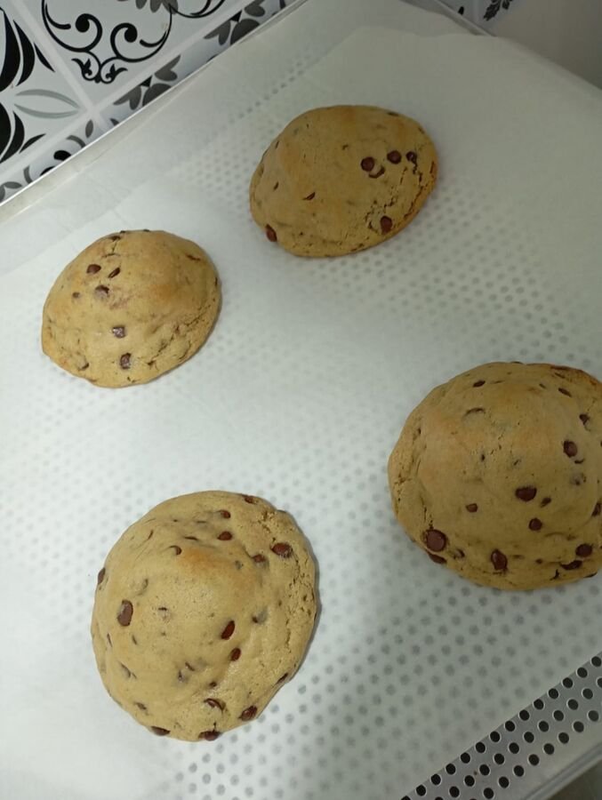 Cookies tradicionais recém-assados saindo do forno